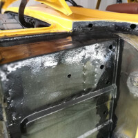 großzügig mit Wachs eingesprüht.