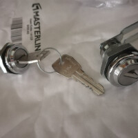 Bevor man sich mit den alten Schlössern zum Einklemmen ärgert, sind diese hier mit Gewinde und Kontermutter zu empfehlen. Innerhalb von 5 Minuten sind diese eingebaut!